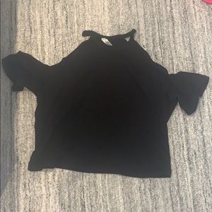 Jolie black t shirt. open shoulders. gently worn